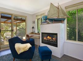 4BR 2BA Cozy Blackheath Cottage with Firepit & Pool Table、ブラックヒースの格安ホテル