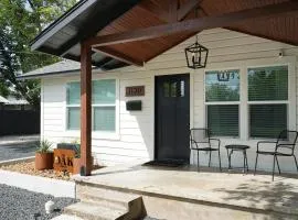 Stay at The Oak - Downtown New Braunfels Getaway