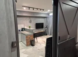 2-9pax GFloor PRIVATE BEACH, WATERSPORT, POOL, FREE BBQ Set, Wifi, 50"TV