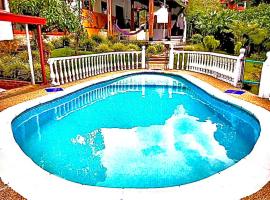 Rincón del colibrí/casa campestre/piscina/la vega, hotel v destinaci La Vega