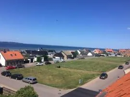Ljus etagevåning med havsutsikt i gamla Borstahusen