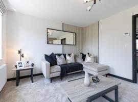 Beautiful and Spacious 3-bed Home in Nottingham by Renzo, Driveway, Close to M1!, hotel di Pinxton