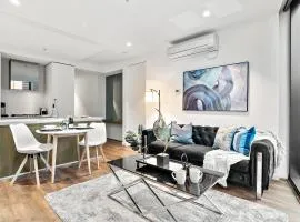 Lavish 2-Bedroom City Apartment with Pool, Sauna, Gym