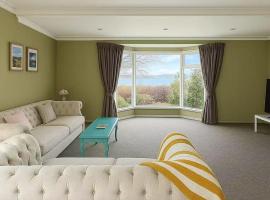 Lakeside Retreat with Swim Spa, hotel em Hamilton