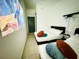 Modern Family-Fun Suites - 2BR, Infinity Pool, PS5, Indoor-Cinema with Balcony - M3