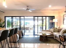 Waterfront Stay at Sunshine Villa