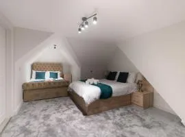 D'Luxe 5 beds En-suite Home in London