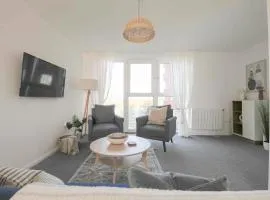 The Bayview Retreat – Modern 2-Bed Apartment