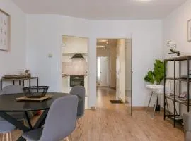 Huswell - Bright & Stylish Apartment with Balcony