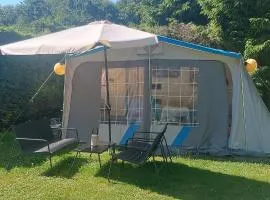 Ingerichte caravan met voortent op camping Westenenk