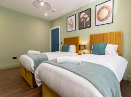 Spacious 3 Bed House for Groups 2 Baths 6 Guests, hotel em Elswick