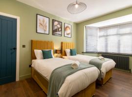 Large 3-Bed House Perfect for Groups Sleeps 6, hotel din Elswick