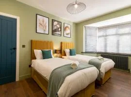 Large 3-Bed House Perfect for Groups Sleeps 6