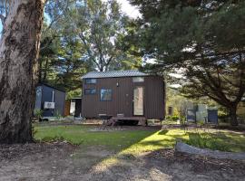 Tiny Homes Escape at Grampians Edge by Tiny Away, hotel com estacionamento em Dadswells Bridge
