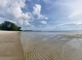 4-10pax Doorstep To PRIVATE BEACH "HEALING", WATERSPORT, Bbq Set, Pool, Wifi, 50"TV