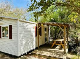 Camping 3 étoiles - Piscine - eehdai, hotel v destinaci Sigean