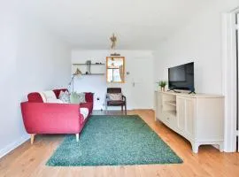 Homely 5 Bed House - 15 Mins to Cardiff City