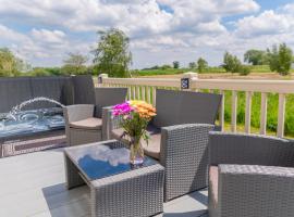 Kazs hot tub retreat, Hotel in Tattershall