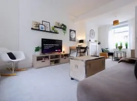 3 Bed Modern Cottage near Hiking Trails & Parks