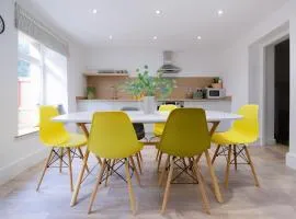 3 Bed Modern Cottage near Hiking Trails & Parks