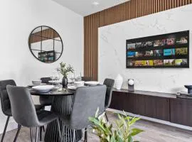 Spacious 4BR Home, Garden & Parking, Sleeps 8