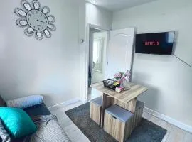 Cosy private flat in London, Contractors Free Parking on premise