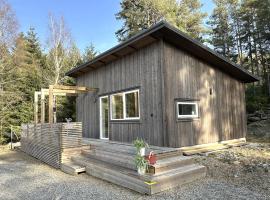 Newly built cottage near the sea and beach, hotel v destinaci Henån