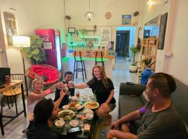 Social Backpacker Hostel & Rooftop Bar, hotel v destinaci Battambang