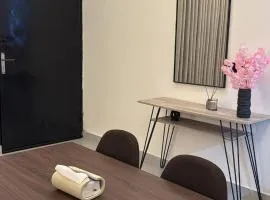 شقة أنيقة بصالة وغرفة نوم مع جلسة خارجية