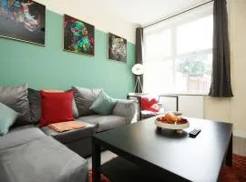 Malpas Place By N And N Stays Ltd, Huge 5 Bedroom house sleeps 9 Perfect for Contractors & Workers, Free Pvt Parking, Fast Wifi, Close to M4 and local amenities