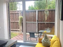 Liepaja Garden Studio with Terrace, hotel in Liepāja