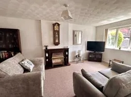 Oldham Bungalow Retreat: 2BD Peaceful Comfort