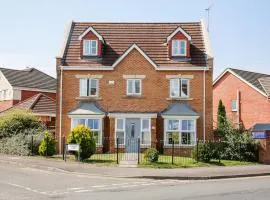 5 Bedroom Stunning House- Sleeps 14 with 11 Beds