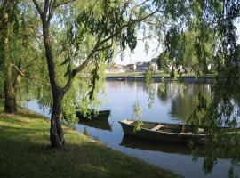 Pokoje i domki nad Kanałem Bystrym، فندق في أوغستوف