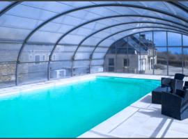 Gîte de charme avec piscine au cœur de la nature, hotel v destinaci Hénon