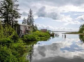 Peaceful Waterfront Escape In Skamokawa