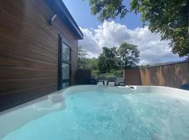 P51 - Studio Pod with Hot tub