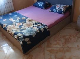 Home sweet home 2 bed with a living room, hotel com estacionamento em Batna