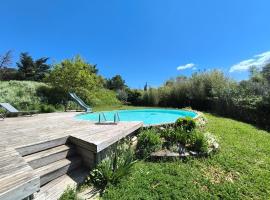 Gîte en Provence، فندق في كافايو