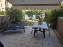 Spiaggia Serena - con giardino e box a 10 mt dal mare