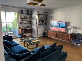 Chez l habitant chambre et salle de bains autonomes, alojamento em Courbevoie