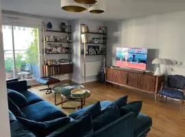 Chambre et salle de bains autonome dans un logement élégant
