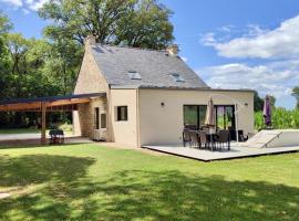 Maison bretonne rénovée à 20 min des plages, parking privé, Hotel in Grand-Champ