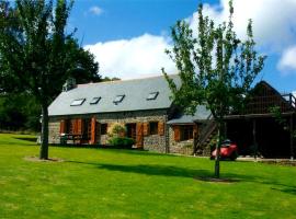 Luxury rural farmhouse retreat ideal for families with a jacuzzi hot tub, Hotel in Yvrandes