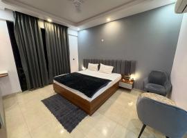 Omaxe New Hazratganj, hotel em Nalmatha