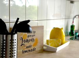 Comfy Modern 4-Bed Apartment, WiFi, 20min DUS, 5min A46, hotel in Erkrath