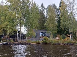 The lake house - boats, beach, sauna, dock and barbecue!, hótel í Sandviken