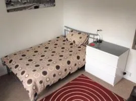 1 cozy room in 2 bed apartment, easy parking, easy walk train station
