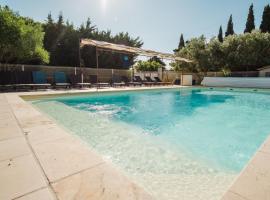 Logis Hotel des Granges, hotel v destinaci Arles
