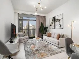 Luxury 1 Bedroom Apartment with partial Burj Khalifa View by Delujo Stays